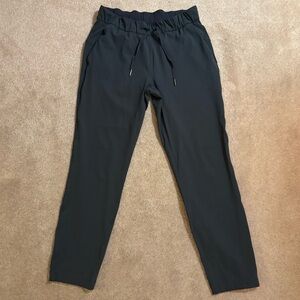 NWOT - Lululemon Cropped Pants